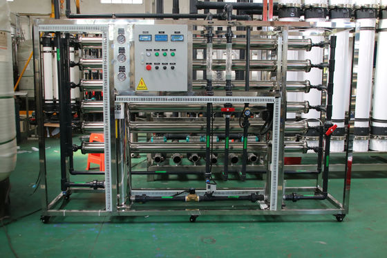 5TPH 7.4kW-380-415V 2xFRPタンク 塩水の逆オスモス水源